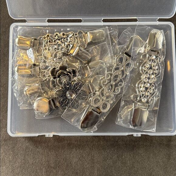 Women’s Silver Sweater Clips 6 Piece Set in Clear Storage Container NEW - Picture 3 of 14